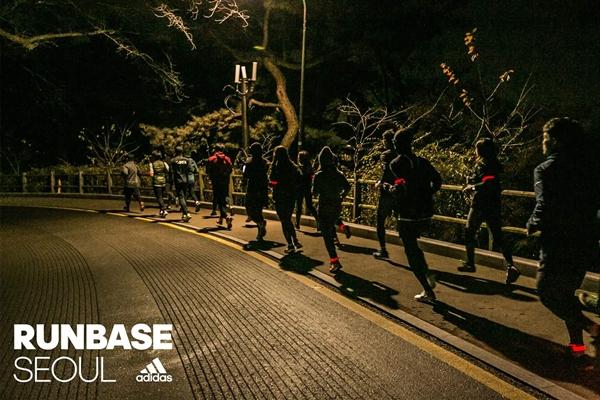 퇴근 후 달리는 직장인들을 위한 공간 Run Base Seoul