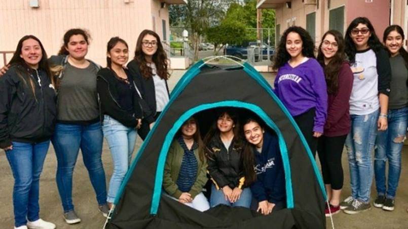 저소득층10대 소녀들이 여성 노숙자를 위해 개발한,휴대용 태양광 발전식 텐트