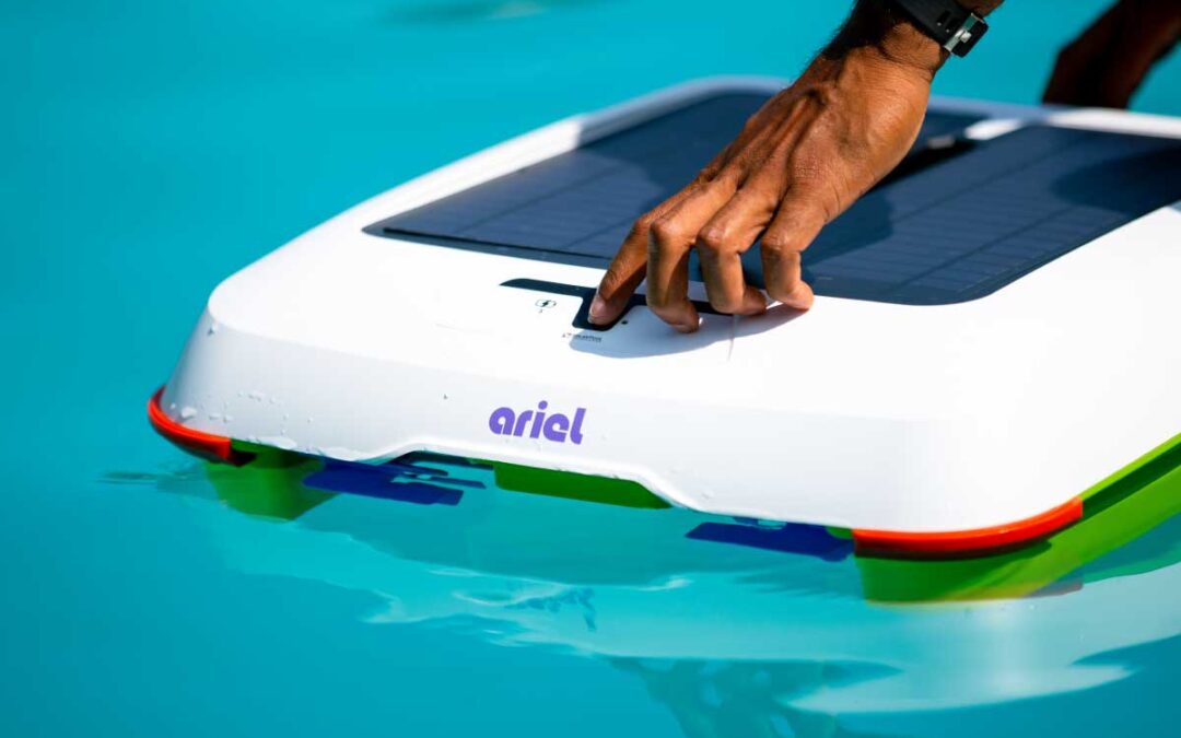 태양 에너지로 구동되는 수영장 청소 로봇 Ariel