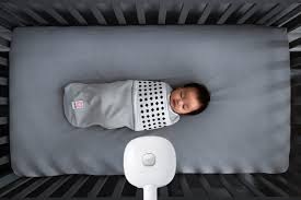 아기의 수면 상태를 모니터링하는 아기보 Nanit Baby Monitor